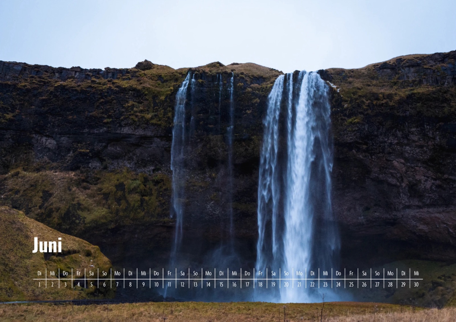 Kalenderblatt Juni: der Wasserfall Seljalandsfoss stürzt über eine moosbewachsene Felswand
