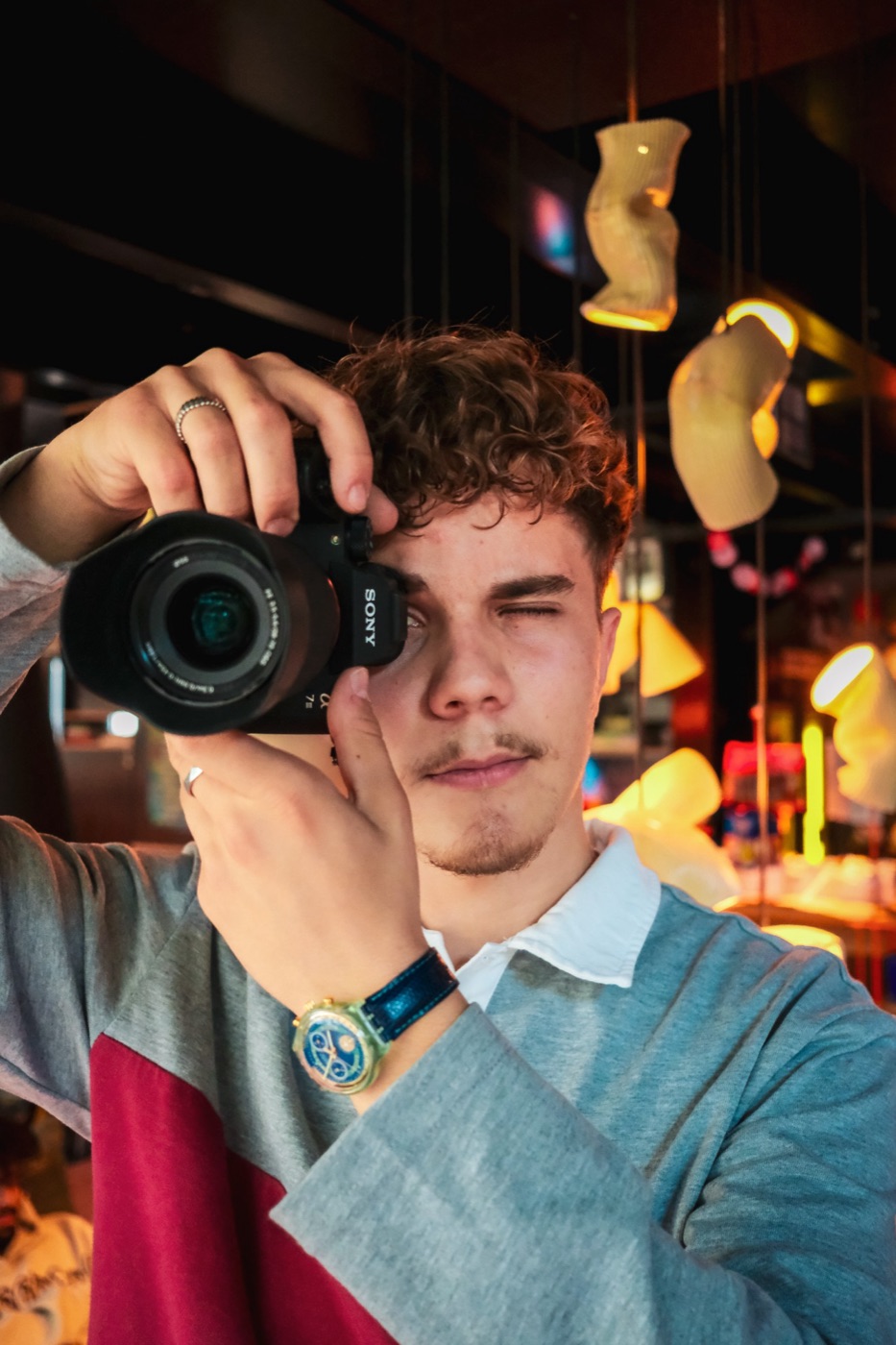 Louis fotografiert mit seiner Sony-Kamera in die Kamera